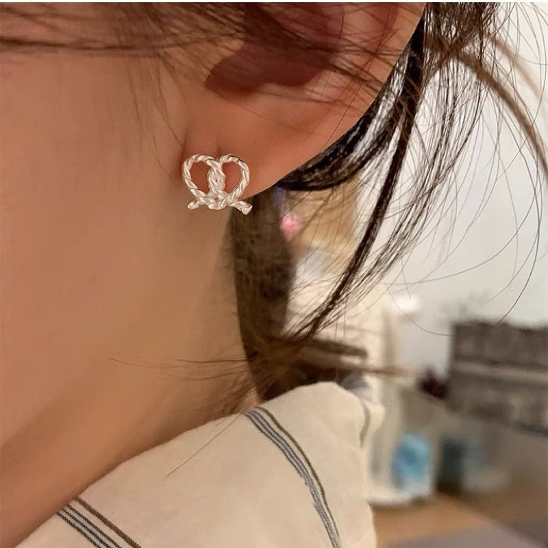 現貨小巧扭結愛心耳環女款簡約小眾設計感心型日常通勤耳環侶閨密生日禮物(R3329)
