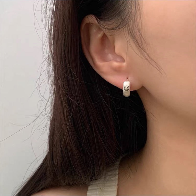 現貨笑臉耳扣女簡約小眾設計感秋冬新款耳飾氣質飾品【開運堂】(R3804)