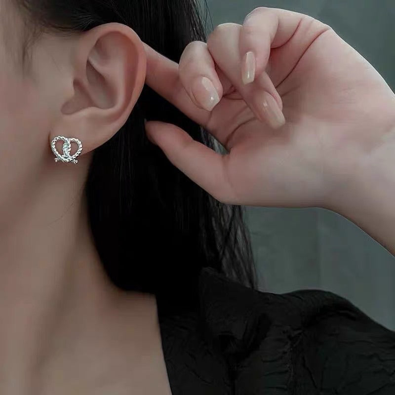 現貨小巧扭結愛心耳環女款簡約小眾設計感心型日常通勤耳環侶閨密生日禮物(R3329)