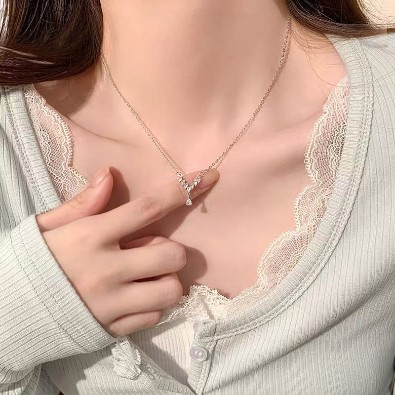 現貨閃閃字母V鋯石項鍊女輕奢小眾設計感滿天星鎖骨鏈鈦鋼【開運堂】(R2666)