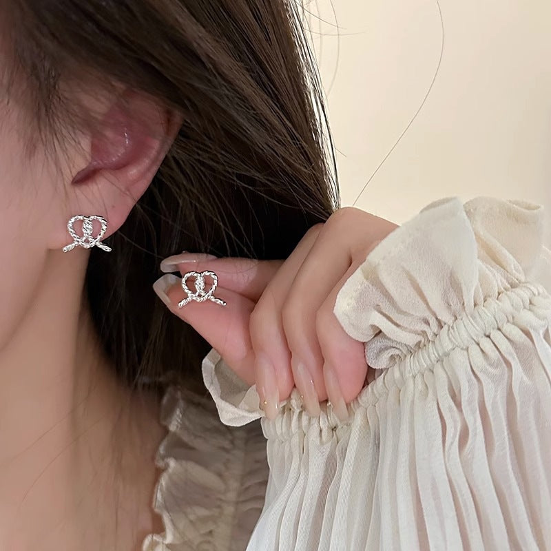 現貨小巧扭結愛心耳環女款簡約小眾設計感心型日常通勤耳環侶閨密生日禮物(R3329)